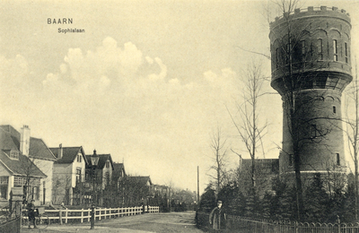 7438 Gezicht in de Sophialaan te Baarn uit het zuiden, met rechts de watertoren (Sophialaan 31).